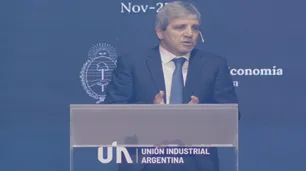 Buena performance de Luis Caputo en la UIA: “La Unión Industrial Argentina aplaude el pragmatismo”
