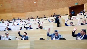 Con duros cruces y marcadas objeciones, el PJ logró la sanción del paquete económico 2025 de Llaryora