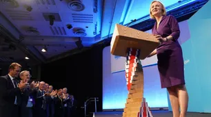 El gobierno británico retira su rebaja fiscal a las rentas altas
