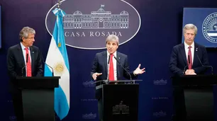 Dólares en el colchón y entre sus sábanas