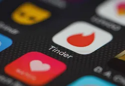 Conoció a una mujer por Tinder, lo estafó y contó su historia en redes