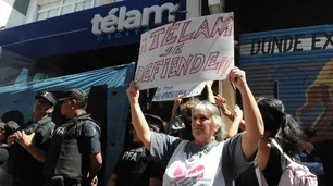 Télam amaneció vallada, deshabilitaron la web y sus trabajadores fueron suspendidos