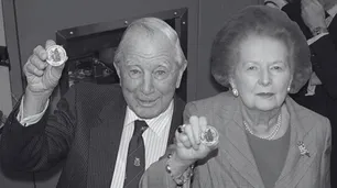 Sir Rex Hunt, el gobernador de Malvinas que fue exiliado por Galtieri en pijama, con una botella de ginebra y el retrato de la Reina