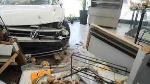 "Nos rompió todo": un auto cruzó en rojo e hizo un desastre en una panadería de Saavedra