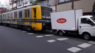 Un subte salió a la calle y chocó a tres vehículos estacionados en Caballito