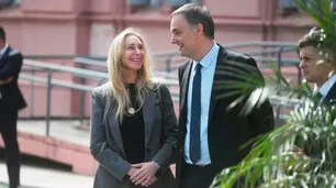 Karina Milei blinda a Manuel Adorni en Vaca Muerta mientras la Justicia avanza con los teléfonos