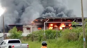 Incendio en un frigorífico de Posadas: se registraron tres explosiones y una bombera necesitó asistencia