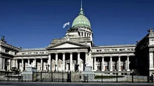 En medio de la suba de impuestos, una tabacalera multinacional hace lobby para tener una ley a su medida