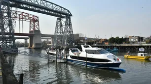 El Riachuelo vuelve a ser navegable: se realizó el primer viaje del catamarán que une Puerto Madero con La Boca