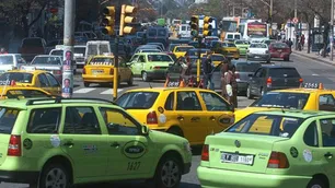 Entre controles y la necesidad de trabajar, crece el universo de conductores de plataformas