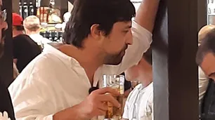 Kambourian mostró a Kreplak tomando cerveza en Madrid y el funcionario aclaró que viajó por un curso