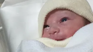 Gabriel Solano presentó a su bebé y lo criticaron porque nació en un sanatorio privado