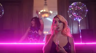 Lali estrenó "Cómprame un brishito" antes de su mega show en Vélez