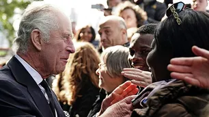 Carlos y Guillermo salieron a saludar a la gente que hace largas colas para despedir a Isabel II