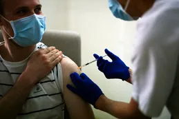 Científico de Oxford-AstraZeneca alerta que las vacunas no pondrán fin a la pandemia
