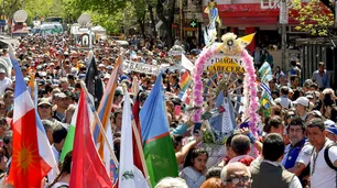 Con cantos y rezos, peregrinos de todo el país marchan a Luján en la Peregrinación Juvenil