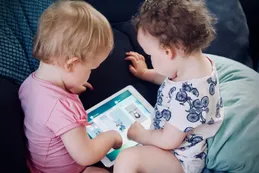 Las pantallas y los niños: cuáles son los efectos negativos en la primera infancia