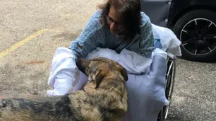 Perdió sus manos y piernas por una infección causada por las lamidas de su perro