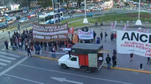 Docentes de la provincia de Chubut protestan en el Obelisco porteño