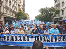 Los sindicatos mostraron su poder de movilización y reclamaron lanzar un paro general