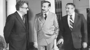 La historia detrás de la foto de Jorge Rafael Videla y Henry Kissinger