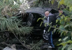 Un auto de alta gama terminó lleno de barro en el Riachuelo