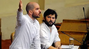 Jaqueado por denuncias y la oposición, cae el mejor amigo de Boric en el gabinete chileno