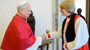 El Papa recibió a la primera arzobispa de la iglesia anglicana, Sarah Mullally, y rezaron juntos