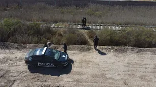 Salió borracho de una fiesta, se durmió en las vías del tren y se despertó con los pies amputados