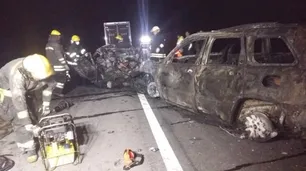 Le regalaron un auto, lo estrenó con su familia, chocó y murieron todos