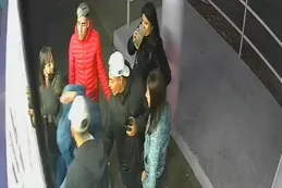 Le pegaron, le robaron y le quemaron la campera mientras esperaba en un kiosco