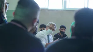 Alberto Fernández retomó el cara a cara y la campaña del "Sí" en su visita a una escuela en Temperley