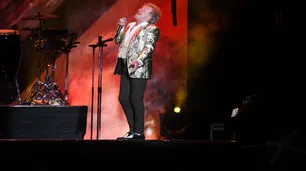 Rod Stewart brilló con los clásicos imbatibles y un homenaje a los campeones del mundo: “Estás en mi corazón, Messi”