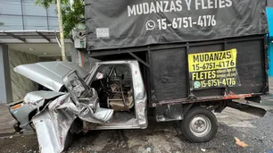 Chofer de la línea 39 chocó una camioneta estacionada, bajó a los pasajeros y se fugó