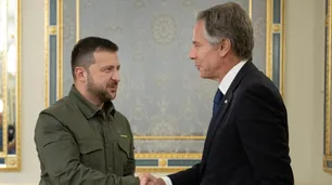 Antony Blinken llegó a Kiev y le aseguró a Zelensky que “la ayuda militar de Estados Unidos está en camino”