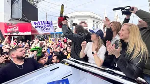 Milei hizo campaña "paseando en motosierra" por el centro de Olavarría