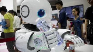 Compañías crean cocina manejada por robots en primicia mundial