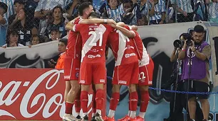 Argentinos "bailó" a Racing, que al final con verguenza decoró las cifras (3-2)