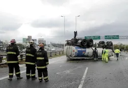 Volcó un camión de aceite en la autopista del Oeste
