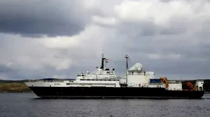 La Marina Real Británica persigue como "barco espía" al Yantar, el buque ruso que buscó al ARA San Juan