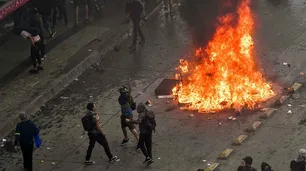 Evacúan la embajada argentina en Chile por un violento ataque de manifestantes