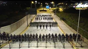 Seis barreras de policías para proteger una de las últimas estatuas de hugo Chávez en pie en Venezuela