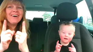 El emotivo video de 50 niños con Síndrome de Down que cantan con sus madres