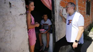 Valenzuela busca a los chicos casa por casa para que vayan a la escuela