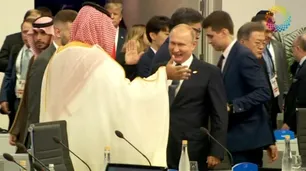 Putin y el príncipe heredero saudí chocan las palmas en plena Cumbre del G20