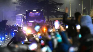 Miles de hinchas argentinos recibieron a la Selección en el predio de la AFA