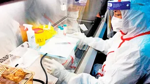 Polémica por origen del covid crece con protestas de científicos
