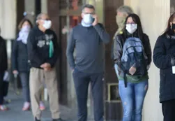 "Me deja un poco intranquilo": un infectólogo que asesora al Gobierno nacional cuestionó el barbijo optativo