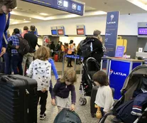 Consejos para que un viaje en avión con niños no sea traumático en los aeropuertos
