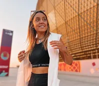 Qatar 2022: una periodista argentina recibió un carísimo regalo de un jeque en el medio de un móvil
